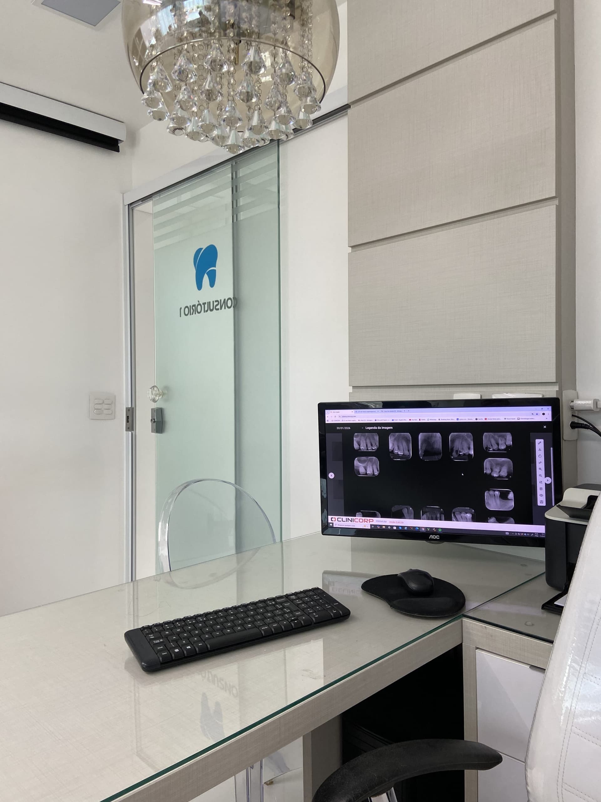 Sala de planejamento com radiografias digitais