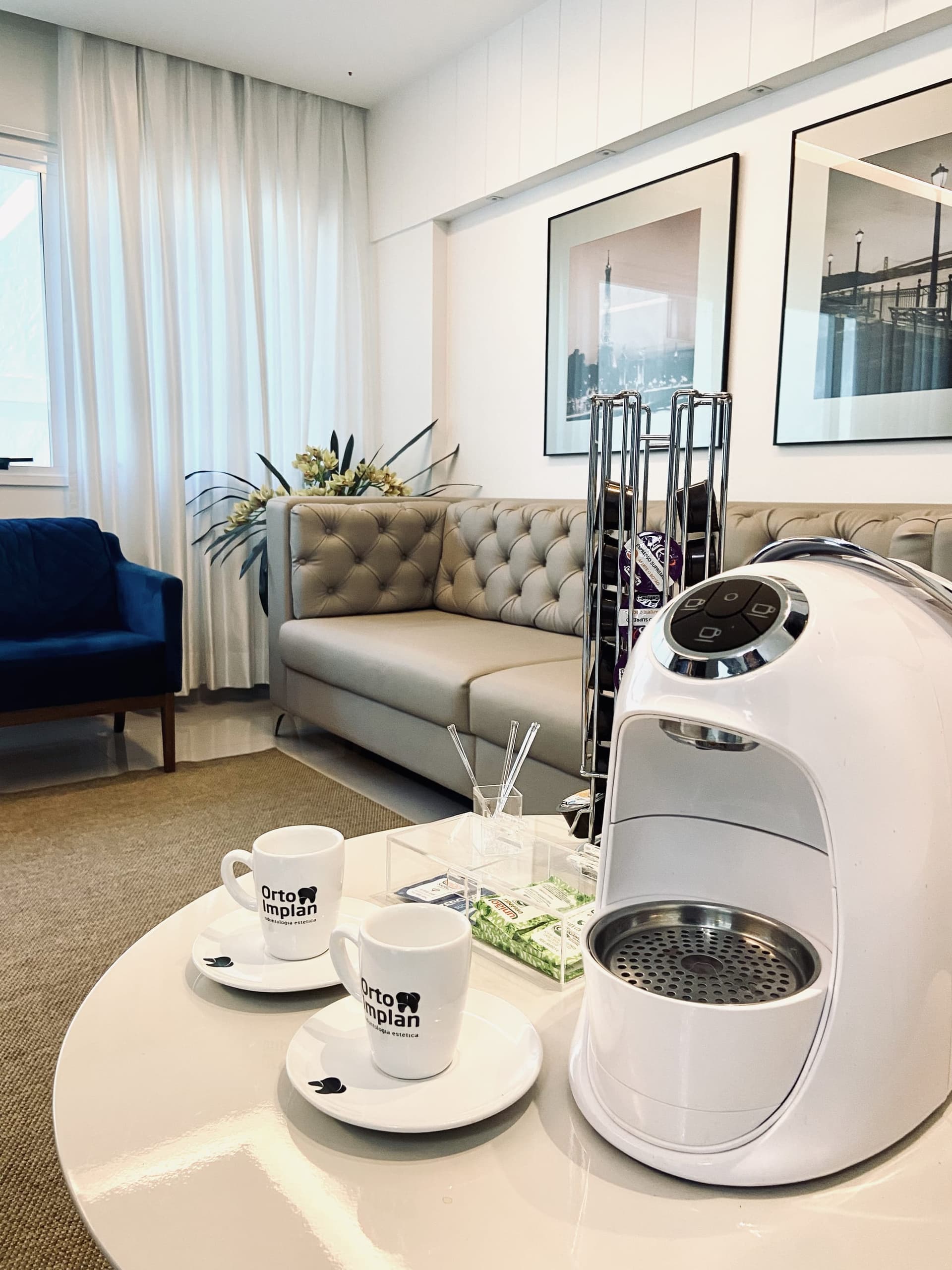Sala de café com identidade Orto Implan