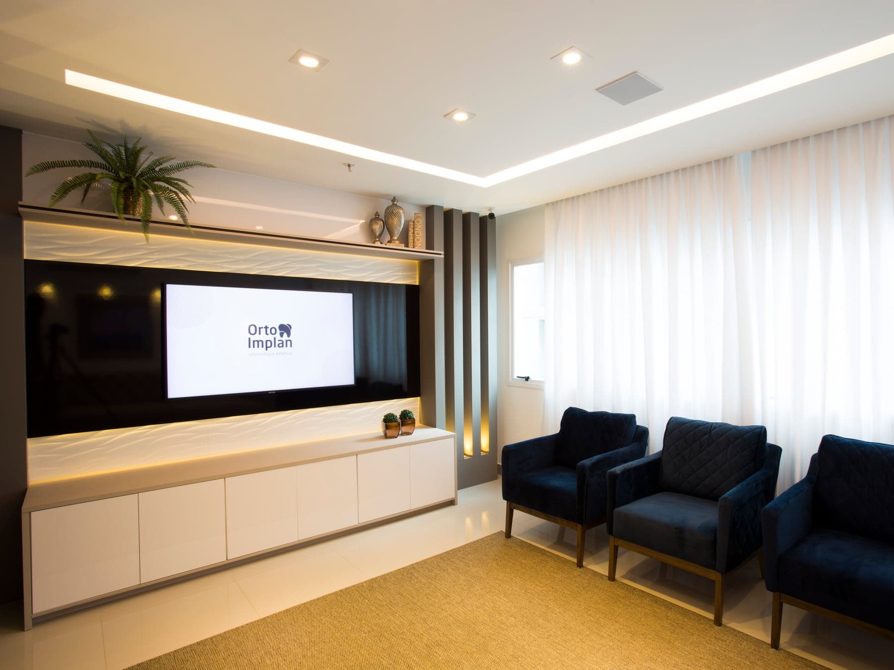 Sala de espera Orto Implan com poltronas azuis