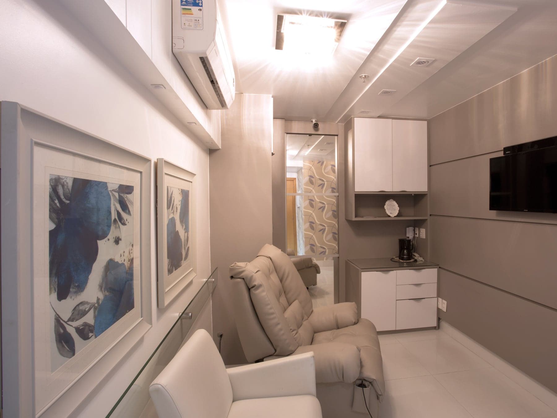 Sala VIP Orto Implan para pós-operatório, com poltronas reclináveis