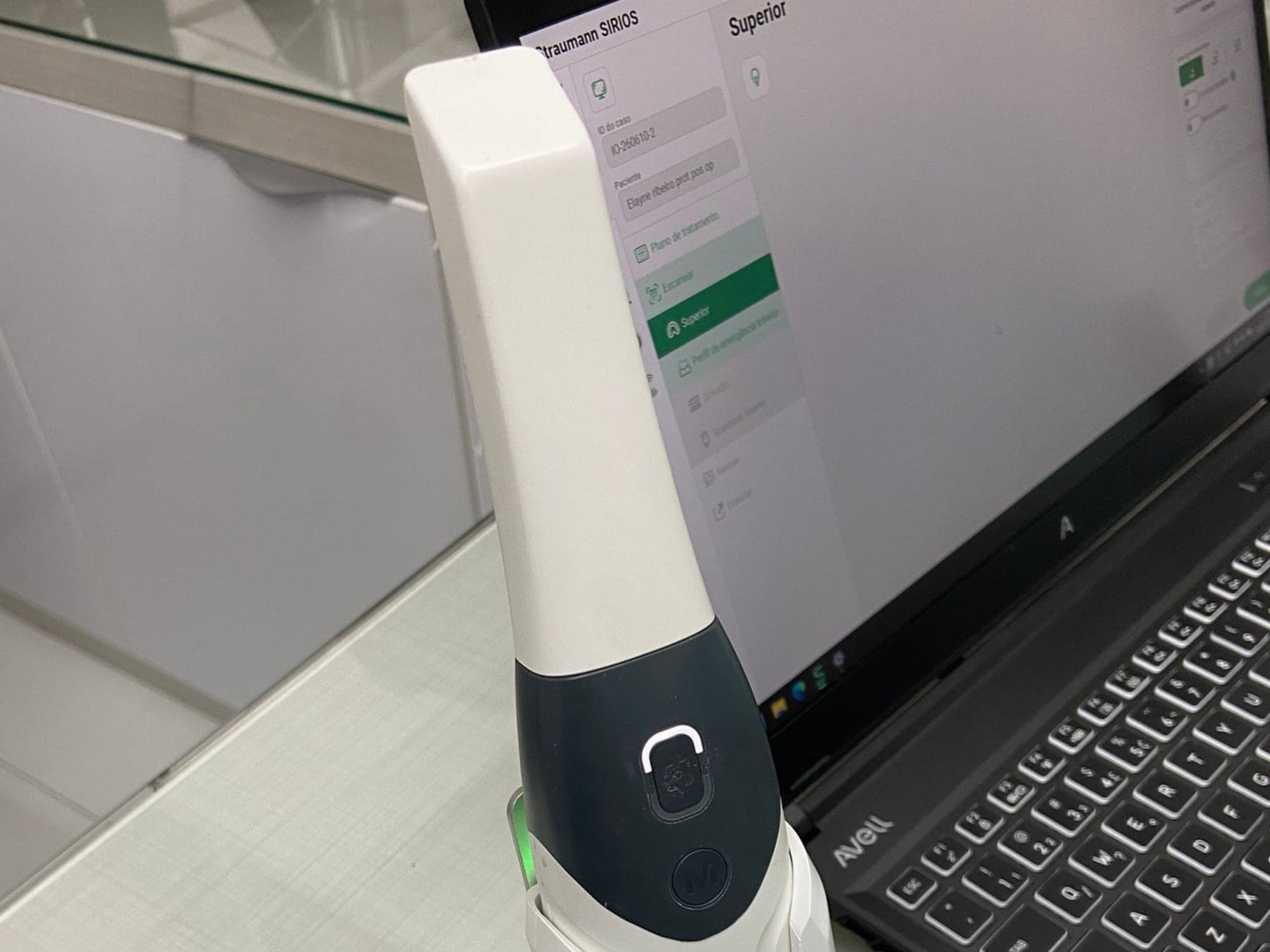 Scanner intraoral Straumann e TV de teto no consultório